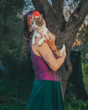 Catarina Perez Instagram - A tentar viver num conto de fadas mas a pagar segurança social anyway 🧚‍♀️🐱🌸🌿🍄🏰🦋🌙🫧
✨obrigada pelas fotografias @akidcalledfabio ;
✨obrigada pelo empréstimo do vestido @abe_atriz ;
✨obrigada pela alegria @spike.e.siesta ❣️
Devia mudar a fotografia de perfil para alguma destas? 💅🏻