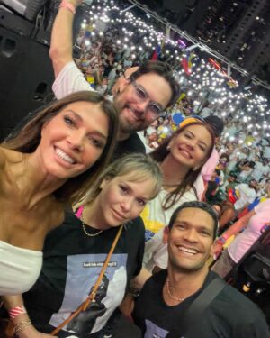 Catherine Fulop Instagram - Gran convocatoria por la defensa de la verdad en #Venezuela. Gracias a todos los asistentes, Miami te botaste. Los quiero.