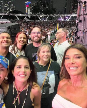 Catherine Fulop Instagram - Gran convocatoria por la defensa de la verdad en #Venezuela. Gracias a todos los asistentes, Miami te botaste. Los quiero.
