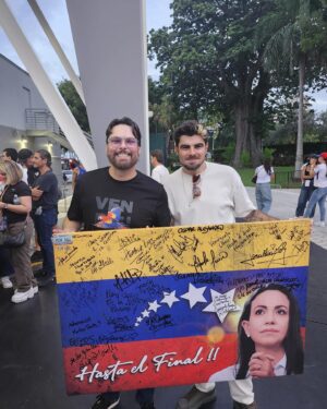 Catherine Fulop Instagram - Gran convocatoria por la defensa de la verdad en #Venezuela. Gracias a todos los asistentes, Miami te botaste. Los quiero.