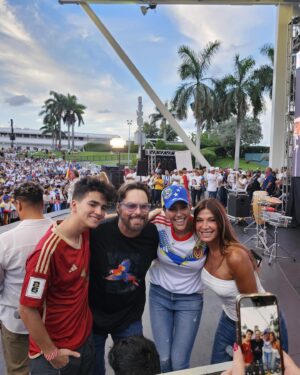 Catherine Fulop Instagram - Gran convocatoria por la defensa de la verdad en #Venezuela. Gracias a todos los asistentes, Miami te botaste. Los quiero.