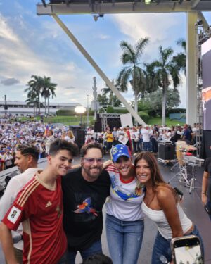 Catherine Fulop Instagram - Gran convocatoria por la defensa de la verdad en #Venezuela. Gracias a todos los asistentes, Miami te botaste. Los quiero.