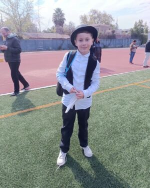 Catherine Mazoyer Instagram - Obviamente hay que publicar está fotos😜
Orgullosa de mis niños y su lindo baile en el colegio.
Bonus al final: nuestra primera cueca con Milan (los dos tenemos que tomar clases 😂, pero hay puro amor ahí ❤️)
@raul_ars2 ❤️