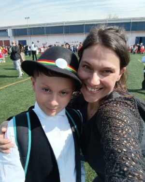 Catherine Mazoyer Instagram - Obviamente hay que publicar está fotos😜
Orgullosa de mis niños y su lindo baile en el colegio.
Bonus al final: nuestra primera cueca con Milan (los dos tenemos que tomar clases 😂, pero hay puro amor ahí ❤️)
@raul_ars2 ❤️