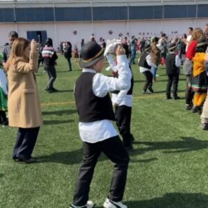 Catherine Mazoyer Instagram - Obviamente hay que publicar está fotos😜
Orgullosa de mis niños y su lindo baile en el colegio.
Bonus al final: nuestra primera cueca con Milan (los dos tenemos que tomar clases 😂, pero hay puro amor ahí ❤️)
@raul_ars2 ❤️