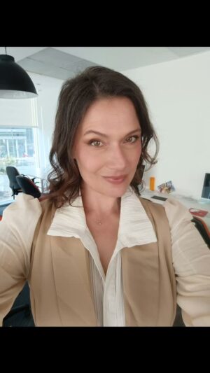 Catherine Mazoyer Instagram - Adriana en @deepfaked_shortfilm de @inaki_velasquez