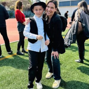 Catherine Mazoyer Instagram - Obviamente hay que publicar está fotos😜
Orgullosa de mis niños y su lindo baile en el colegio.
Bonus al final: nuestra primera cueca con Milan (los dos tenemos que tomar clases 😂, pero hay puro amor ahí ❤️)
@raul_ars2 ❤️