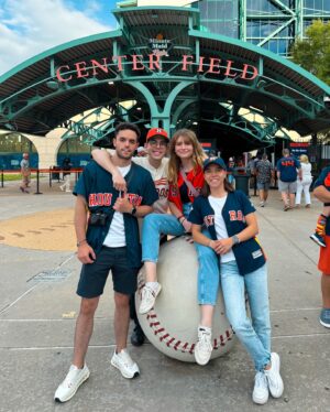 Ceci Flores Instagram - Casi 9 años. Mismo helado, diferentes jeans. ⚾️☄️🛰️