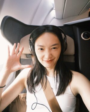 Cecilia Choi Instagram - 嗨，台北！
快閃香港工作幾天後
我要來準備正式開機了🥹❤️‍🔥

「嗨，陌生人」
重溫一部舊電影🍿 最喜歡Natalie Portman的角色
我曾經在倫敦 把電影中大部分的場景都走了一遍

對了！謝謝星宇航空的照顧
SNOOPY很可愛💞

@starluxairlines 
#STARLUXHK #STARLUX