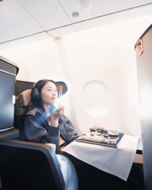 Cecilia Choi Instagram - 嗨，台北！
快閃香港工作幾天後
我要來準備正式開機了🥹❤️‍🔥

「嗨，陌生人」
重溫一部舊電影🍿 最喜歡Natalie Portman的角色
我曾經在倫敦 把電影中大部分的場景都走了一遍

對了！謝謝星宇航空的照顧
SNOOPY很可愛💞

@starluxairlines 
#STARLUXHK #STARLUX