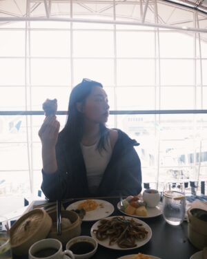 Cecilia Choi Instagram - 嗨，台北！
快閃香港工作幾天後
我要來準備正式開機了🥹❤️‍🔥

「嗨，陌生人」
重溫一部舊電影🍿 最喜歡Natalie Portman的角色
我曾經在倫敦 把電影中大部分的場景都走了一遍

對了！謝謝星宇航空的照顧
SNOOPY很可愛💞

@starluxairlines 
#STARLUXHK #STARLUX