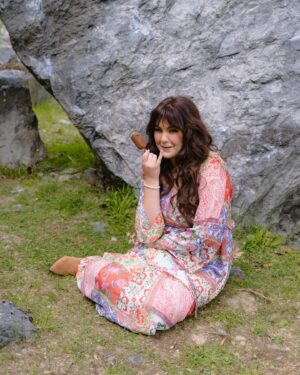 Celeste Buckingham Instagram - Zavádzame nový letný trend. Namiesto wurstov, živánskych a špekáčok sa osviežujeme nanukmi a pivkom, aby sme mali dostatok energie na natáčaní nášho videoklipu k singlu “Take Me By The Hand”. Ďakujeme za letné osvieženie na pľaci @primazmrzlinask .
 @kristymohr @thomastomsik @domistoff @michalneffe @lukasvajdadrums @peto_ac #kingshaolin #celestebuckingham #live #takemebythehand #band #life #spolupraca #primazrmzlina #newclipsoon #newsong