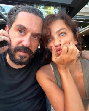 Ceren Benderlioğlu Instagram - Önce 1 taneydi dünyaya bedeldi (bu ben :)):): kendimi övemmm sonra bir de kendi gibi doğurdu ) CENNETLİKSİN KOCAM @emirbenderlioglu