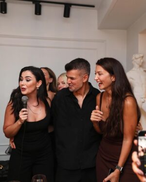 Ceren Benderlioğlu Instagram - @cihan.nacar  iyi ki arkadaşımsın , iyi ki dostumsun . Her sene daha fazla eğlenmeyiz diyip bir sonraki sene daha çok eglendiğim ,doğumgünlerin hiç eksik olmasın . Unutma ne kadar yorgun olursam olayım canımı dişime takıp halay başı olurum .🧿