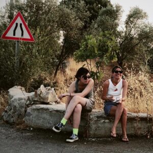 Ceren Moray Instagram - Fonda katliam yasası, yanımda harika insanlar, yolda mücadele derken pata küte geçti içimden yine @ekobelgesel . Galiba bu sezon nezaketi bir kenara bırakıp, olağanüstü bişey yaptığımız gerçeğini esas alacağım. Bırakın vursun geçsin sizi de bu yol, korkmayın “karanlık ay aman”lardan. Yol bazen yol olduğu bilgisiyle sadecedir de. Kirazlı köyündeki arkadaşlarıma selam, Ekim’de @blutv ‘de görüşürüz