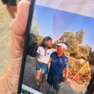 Ceren Moray Instagram - Fonda katliam yasası, yanımda harika insanlar, yolda mücadele derken pata küte geçti içimden yine @ekobelgesel . Galiba bu sezon nezaketi bir kenara bırakıp, olağanüstü bişey yaptığımız gerçeğini esas alacağım. Bırakın vursun geçsin sizi de bu yol, korkmayın “karanlık ay aman”lardan. Yol bazen yol olduğu bilgisiyle sadecedir de. Kirazlı köyündeki arkadaşlarıma selam, Ekim’de @blutv ‘de görüşürüz