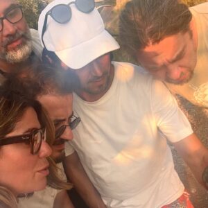 Ceren Moray Instagram - Fonda katliam yasası, yanımda harika insanlar, yolda mücadele derken pata küte geçti içimden yine @ekobelgesel . Galiba bu sezon nezaketi bir kenara bırakıp, olağanüstü bişey yaptığımız gerçeğini esas alacağım. Bırakın vursun geçsin sizi de bu yol, korkmayın “karanlık ay aman”lardan. Yol bazen yol olduğu bilgisiyle sadecedir de. Kirazlı köyündeki arkadaşlarıma selam, Ekim’de @blutv ‘de görüşürüz