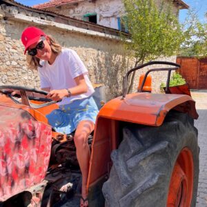Ceren Moray Instagram - Fonda katliam yasası, yanımda harika insanlar, yolda mücadele derken pata küte geçti içimden yine @ekobelgesel . Galiba bu sezon nezaketi bir kenara bırakıp, olağanüstü bişey yaptığımız gerçeğini esas alacağım. Bırakın vursun geçsin sizi de bu yol, korkmayın “karanlık ay aman”lardan. Yol bazen yol olduğu bilgisiyle sadecedir de. Kirazlı köyündeki arkadaşlarıma selam, Ekim’de @blutv ‘de görüşürüz