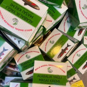 Ceren Moray Instagram - Fonda katliam yasası, yanımda harika insanlar, yolda mücadele derken pata küte geçti içimden yine @ekobelgesel . Galiba bu sezon nezaketi bir kenara bırakıp, olağanüstü bişey yaptığımız gerçeğini esas alacağım. Bırakın vursun geçsin sizi de bu yol, korkmayın “karanlık ay aman”lardan. Yol bazen yol olduğu bilgisiyle sadecedir de. Kirazlı köyündeki arkadaşlarıma selam, Ekim’de @blutv ‘de görüşürüz