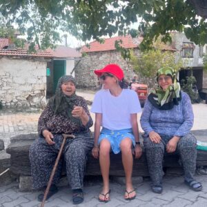 Ceren Moray Instagram - Fonda katliam yasası, yanımda harika insanlar, yolda mücadele derken pata küte geçti içimden yine @ekobelgesel . Galiba bu sezon nezaketi bir kenara bırakıp, olağanüstü bişey yaptığımız gerçeğini esas alacağım. Bırakın vursun geçsin sizi de bu yol, korkmayın “karanlık ay aman”lardan. Yol bazen yol olduğu bilgisiyle sadecedir de. Kirazlı köyündeki arkadaşlarıma selam, Ekim’de @blutv ‘de görüşürüz