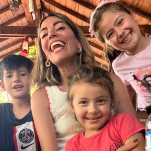 Ceren Moray Instagram - Fonda katliam yasası, yanımda harika insanlar, yolda mücadele derken pata küte geçti içimden yine @ekobelgesel . Galiba bu sezon nezaketi bir kenara bırakıp, olağanüstü bişey yaptığımız gerçeğini esas alacağım. Bırakın vursun geçsin sizi de bu yol, korkmayın “karanlık ay aman”lardan. Yol bazen yol olduğu bilgisiyle sadecedir de. Kirazlı köyündeki arkadaşlarıma selam, Ekim’de @blutv ‘de görüşürüz