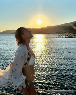 Ceyda Düvenci Instagram - Mutluluk aramak zorunda olduğumuz ve bulunca da gizlememiz gereken bir duygu mu oluyor gerçekten artık?
Okuduklarımız, şahit olduklarımız, olan bitenler artık mutluluğa da tahammül ve hak bırakmadı gibi… ama bilirsiniz ki asla vazgeçmem mutlu olmaktan ve şükür etmekten… dün hem kızkardeşimin hem de dostumun doğum günleriydi… fırsat bilip bol bol şükür edecek şeyler buldum 🙏🏼önce güneşe doğru saydım hepsini sonra da şükür defterime yazdım ❤️ olana bitene ve tüm kalpsizliklere inat, inanıyorum ki içindeki mutluluktan vazgeçmeyenler bu dünyayı güzelleştirecekler… sen bugün nelere şükür ediyorsun?