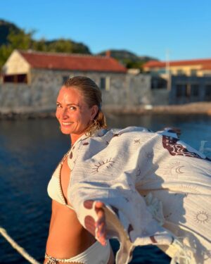Ceyda Düvenci Instagram - Mutluluk aramak zorunda olduğumuz ve bulunca da gizlememiz gereken bir duygu mu oluyor gerçekten artık?
Okuduklarımız, şahit olduklarımız, olan bitenler artık mutluluğa da tahammül ve hak bırakmadı gibi… ama bilirsiniz ki asla vazgeçmem mutlu olmaktan ve şükür etmekten… dün hem kızkardeşimin hem de dostumun doğum günleriydi… fırsat bilip bol bol şükür edecek şeyler buldum 🙏🏼önce güneşe doğru saydım hepsini sonra da şükür defterime yazdım ❤️ olana bitene ve tüm kalpsizliklere inat, inanıyorum ki içindeki mutluluktan vazgeçmeyenler bu dünyayı güzelleştirecekler… sen bugün nelere şükür ediyorsun?
