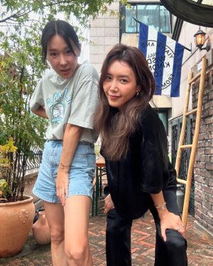 Chae Jung-an Instagram - 우리 분명 진지하게 촬영했는데🤣 
찍고보니 내옆엔 입술없는 강시가💋