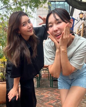 Chae Jung-an Instagram - 우리 분명 진지하게 촬영했는데🤣 
찍고보니 내옆엔 입술없는 강시가💋