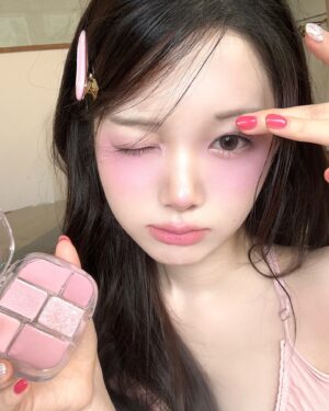 Chae Soo-ah Instagram - #광고 @wakemake_palette👀🫧
팔레트 하나로 완성하는 촉촉 라벤더 메이크업💜

웨이크메이크에서 올리브영 1등 팔레트 ’소프트 블러링 아이팔레트‘ 를 잇는 새로운 #소프트쉬어멀티팔레트 가 출시될 예정이에요! 

퐁신한 젤리 매트, 포슬포슬한 매트 밤, 투명 촉촉한 글로우밤까지
다양한 질감이 다 담겨있는 특별한 멀티 텍스쳐 팔레트🎨

제가 한 아이섀도우, 치크, 하이라이터,
그리고 물광 피부 표현까지 모두 3호 라벤더 플레저 멀티 팔레트 하나로 완성-!
눈이랑 하이라이터는 손으로 쓱쓱 매트밤 바르고
볼에는 촉촉하게 글로우밤 올려줬어요••♥ 
청초한 라벤더에 뮤트 핑크를 더한 톤이라 오묘해서 넘 매력적,,

수채화처럼 맑고 투명하게 스며드는 질감이라
특별한 스킬 없이도, 누구나 예쁘게 원톤 메이크업 가능한 멀티 팔레트🩷

멀티 팔레트는 이번주 8/21(수) 저녁 8시!
올리브영 라이브에서 선런칭 특가로 만나볼 수 있다고 하니 조금만 기다리기🤧

출시 전까지
@wakemake_palette 👈이 계정에서
개별 발색부터 할인 정보까지 모두 만나 볼 수 있으니
궁금한 사람은 요기 꼭 보시길٩(๑❛ᴗ❛๑)۶

#웨이크메이크 #소프트쉬어멀티팔레트 #멀티팔레트 #물먹메이크업 #웨이크메이크멀티팔레트 #올영팔레트 #웨이크메이크팔레트 #올영세일추천템 #웜톤팔레트 #쿨톤팔레트 #컬러는웨이크메이크 #wakemake