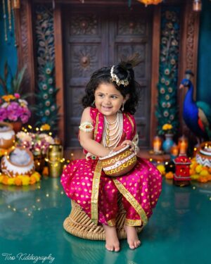 Chaitra Rai Instagram - ವಸುದೇವ ಸುತಂ ದೇವಂ ಕಂಸ ಚಾರೂಣ ಮರ್ದನಂ
ದೇವಕಿ ಪರಮಾನಂದಂ ಕೃಷ್ಣಂ ವಂದೇ ಜಗದ್ಗುರುಂ.. ಸರ್ವರಿಗೂ  ಶ್ರೀಕೃಷ್ಣ ಜನ್ಮಾಷ್ಟಮಿ ಶುಭಾಶಯಗಳು 🙏🏻 

జై శ్రీ కృష్ణ, జై శ్రీ రాధే. కృష్ణ జన్మాష్టమి శుభాకాంక్షలు 🙏🏻

📸 : @tirokiddography 

#krishnaneebeganebaaro #shrikrishnajanmashtami #krishna #jaishreekrishna #janmashtami #krishnalove #janmashtamispecial #happyjanmashtami #costume
#radhekrishna #festival #photoshoot #kidsphotography #babyphotography #share ##janmashtamispecial #janmashtamidecoration #thankful #nishka #nishkashetty #chaithrarai17