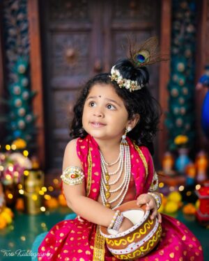 Chaitra Rai Instagram - ವಸುದೇವ ಸುತಂ ದೇವಂ ಕಂಸ ಚಾರೂಣ ಮರ್ದನಂ
ದೇವಕಿ ಪರಮಾನಂದಂ ಕೃಷ್ಣಂ ವಂದೇ ಜಗದ್ಗುರುಂ.. ಸರ್ವರಿಗೂ  ಶ್ರೀಕೃಷ್ಣ ಜನ್ಮಾಷ್ಟಮಿ ಶುಭಾಶಯಗಳು 🙏🏻 

జై శ్రీ కృష్ణ, జై శ్రీ రాధే. కృష్ణ జన్మాష్టమి శుభాకాంక్షలు 🙏🏻

📸 : @tirokiddography 

#krishnaneebeganebaaro #shrikrishnajanmashtami #krishna #jaishreekrishna #janmashtami #krishnalove #janmashtamispecial #happyjanmashtami #costume
#radhekrishna #festival #photoshoot #kidsphotography #babyphotography #share ##janmashtamispecial #janmashtamidecoration #thankful #nishka #nishkashetty #chaithrarai17