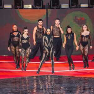 Chanel Terrero Instagram - AYER EN #CCME REPARTIMOS MUCHA AGUA ❤️

Custom Atelier for
@cocacola_esp in collaboration with @sarda 🖤

Dirección de vestuario y estilismo @albertomurtra ✨
@san_drapascual 

✨gracias a todas las personas y profesionales que me acompañaron en esta aventura loca, que no me soltaron la mano y me impulsaron para que todo saliera como soñé!
SEGUIMOS!!! New eraaaaaaaaa