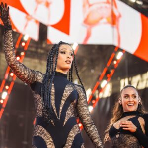Chanel Terrero Instagram - AYER EN #CCME REPARTIMOS MUCHA AGUA ❤️

Custom Atelier for
@cocacola_esp in collaboration with @sarda 🖤

Dirección de vestuario y estilismo @albertomurtra ✨
@san_drapascual 

✨gracias a todas las personas y profesionales que me acompañaron en esta aventura loca, que no me soltaron la mano y me impulsaron para que todo saliera como soñé!
SEGUIMOS!!! New eraaaaaaaaa