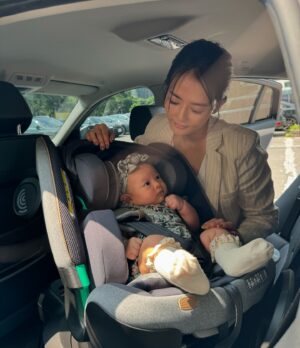 Chantel Liu Instagram - 嬰兒推車和汽座是育兒生活必備的用品，可以更輕鬆又安全的讓孩子跟著我們一起探索這個世界。
哥哥嬰兒時期使用的推車，弟弟接手使用。它陪著兩個孩子上山下海、坐飛機、逛遊樂園，一起創造家庭共同的美好回憶。因為征戰多年，很多零件鬆動，它光榮退役了。
汽座也因為孩子們長高不敷使用，把它轉送給弟弟的孩子使用。
現在家裡有新成員，開始要尋覓合適的汽座和推車。
#BISEAT 全能i-size安全汽座Air版，它擁有台灣和歐盟的安全認證，而且非常好安裝和使用，無論是調整安全帶和調整角度方向；回想第一次當媽媽幫孩子組裝汽座弄的滿身大汗的時刻，很感恩現在汽座的設計越來越順手。

當我看到Chicco MYSA 嬰兒手推車的限量色（雪豹灰），就決定要它來替我服務。前向和後向的模式，我一個人就可以輕鬆不費力的操作；推車的手把很好握，推起來車身也很穩。魔鬼就在細節裡—Cushy Hug護頭頸機能墊，可以給予寶寶安心的擁抱。它看起來不起眼，想不到它可以讓寶寶頭擺正，並且減少推車行進時震動的傳導讓寶寶身體不舒服。同時也可以讓寶寶氣管暢通，避免逆流的狀況產生。它們美麗又實用，讓我可以當一個優雅的三寶媽。

#BISEAT
#世界首創 
#可拆卸的成長型汽座
#全能汽座
#0至12歲 
#chicco
#歐洲第一大幸福品牌
#mysa最輕的多功能推車
#嬰兒推車
#CushyHug護頭頸機能墊