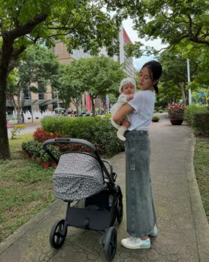 Chantel Liu Instagram - 嬰兒推車和汽座是育兒生活必備的用品，可以更輕鬆又安全的讓孩子跟著我們一起探索這個世界。
哥哥嬰兒時期使用的推車，弟弟接手使用。它陪著兩個孩子上山下海、坐飛機、逛遊樂園，一起創造家庭共同的美好回憶。因為征戰多年，很多零件鬆動，它光榮退役了。
汽座也因為孩子們長高不敷使用，把它轉送給弟弟的孩子使用。
現在家裡有新成員，開始要尋覓合適的汽座和推車。
#BISEAT 全能i-size安全汽座Air版，它擁有台灣和歐盟的安全認證，而且非常好安裝和使用，無論是調整安全帶和調整角度方向；回想第一次當媽媽幫孩子組裝汽座弄的滿身大汗的時刻，很感恩現在汽座的設計越來越順手。

當我看到Chicco MYSA 嬰兒手推車的限量色（雪豹灰），就決定要它來替我服務。前向和後向的模式，我一個人就可以輕鬆不費力的操作；推車的手把很好握，推起來車身也很穩。魔鬼就在細節裡—Cushy Hug護頭頸機能墊，可以給予寶寶安心的擁抱。它看起來不起眼，想不到它可以讓寶寶頭擺正，並且減少推車行進時震動的傳導讓寶寶身體不舒服。同時也可以讓寶寶氣管暢通，避免逆流的狀況產生。它們美麗又實用，讓我可以當一個優雅的三寶媽。

#BISEAT
#世界首創 
#可拆卸的成長型汽座
#全能汽座
#0至12歲 
#chicco
#歐洲第一大幸福品牌
#mysa最輕的多功能推車
#嬰兒推車
#CushyHug護頭頸機能墊