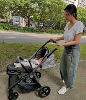 Chantel Liu Instagram - 嬰兒推車和汽座是育兒生活必備的用品，可以更輕鬆又安全的讓孩子跟著我們一起探索這個世界。
哥哥嬰兒時期使用的推車，弟弟接手使用。它陪著兩個孩子上山下海、坐飛機、逛遊樂園，一起創造家庭共同的美好回憶。因為征戰多年，很多零件鬆動，它光榮退役了。
汽座也因為孩子們長高不敷使用，把它轉送給弟弟的孩子使用。
現在家裡有新成員，開始要尋覓合適的汽座和推車。
#BISEAT 全能i-size安全汽座Air版，它擁有台灣和歐盟的安全認證，而且非常好安裝和使用，無論是調整安全帶和調整角度方向；回想第一次當媽媽幫孩子組裝汽座弄的滿身大汗的時刻，很感恩現在汽座的設計越來越順手。

當我看到Chicco MYSA 嬰兒手推車的限量色（雪豹灰），就決定要它來替我服務。前向和後向的模式，我一個人就可以輕鬆不費力的操作；推車的手把很好握，推起來車身也很穩。魔鬼就在細節裡—Cushy Hug護頭頸機能墊，可以給予寶寶安心的擁抱。它看起來不起眼，想不到它可以讓寶寶頭擺正，並且減少推車行進時震動的傳導讓寶寶身體不舒服。同時也可以讓寶寶氣管暢通，避免逆流的狀況產生。它們美麗又實用，讓我可以當一個優雅的三寶媽。

#BISEAT
#世界首創 
#可拆卸的成長型汽座
#全能汽座
#0至12歲 
#chicco
#歐洲第一大幸福品牌
#mysa最輕的多功能推車
#嬰兒推車
#CushyHug護頭頸機能墊