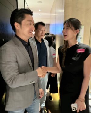 Chantel Liu Instagram - 我說：市長好。
他說：恭喜妳，剛生完第三胎
我說：謝謝。你不是也有老三，他幾歲？
他說：1歲半
我說：我的（還很小）

畫外音：市長還有行程⋯

我相信，同樣是家有三寶的我們，如果再聊下去會開始討論睡過夜、副食品、男寶寶和女寶寶的個性差別、大寶二寶和新寶寶的相處趣事⋯⋯

#家有三寶
#蔡局長好
#兒少藝術博覽會