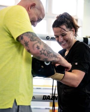 Chantelle Cameron Instagram - Fight date locked in 🔒 🥊 

Cannot wait to finish the year with a bang 

@glazinghub @mandtltd @scxlaw H&H Construction  @championeurope