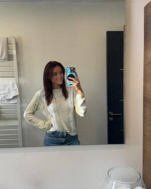 Charlotte Bobb Instagram - dump de mes premières photos en brune : 
1. Faire la belle 
2. Faire la folle 
3. Moun retire les traces sur mon front 😭 
4. Dormir en brune 
5. Uriner et se rendre compte que t’es brune : immortaliser le moment au 🚽 
6. Faire la belle avec un peu de traces sur le front 😂
7. J’en avais complètement rien à faire des traces sur mon front partie 9
8. J’en reviens pas d’avoir eu le courage 😅 
9. Lendemain de soirée en brune 
10. Rire 
11. Salle de bain en brune 
12. Gl de bois 🙂 
13. La même que la 1. Biz

Votre numéro pref du coup ? 😂