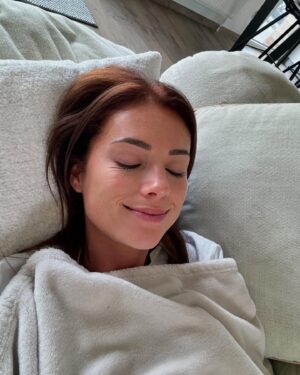 Charlotte Bobb Instagram - dump de mes premières photos en brune : 
1. Faire la belle 
2. Faire la folle 
3. Moun retire les traces sur mon front 😭 
4. Dormir en brune 
5. Uriner et se rendre compte que t’es brune : immortaliser le moment au 🚽 
6. Faire la belle avec un peu de traces sur le front 😂
7. J’en avais complètement rien à faire des traces sur mon front partie 9
8. J’en reviens pas d’avoir eu le courage 😅 
9. Lendemain de soirée en brune 
10. Rire 
11. Salle de bain en brune 
12. Gl de bois 🙂 
13. La même que la 1. Biz

Votre numéro pref du coup ? 😂