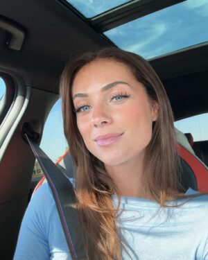 Charlotte Bobb Instagram - dump de mes premières photos en brune : 
1. Faire la belle 
2. Faire la folle 
3. Moun retire les traces sur mon front 😭 
4. Dormir en brune 
5. Uriner et se rendre compte que t’es brune : immortaliser le moment au 🚽 
6. Faire la belle avec un peu de traces sur le front 😂
7. J’en avais complètement rien à faire des traces sur mon front partie 9
8. J’en reviens pas d’avoir eu le courage 😅 
9. Lendemain de soirée en brune 
10. Rire 
11. Salle de bain en brune 
12. Gl de bois 🙂 
13. La même que la 1. Biz

Votre numéro pref du coup ? 😂