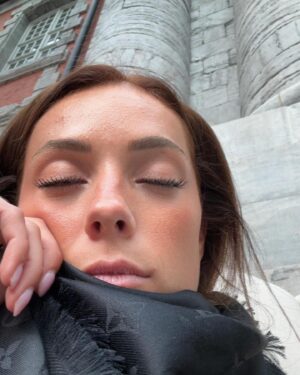 Charlotte Bobb Instagram - dump de mes premières photos en brune : 
1. Faire la belle 
2. Faire la folle 
3. Moun retire les traces sur mon front 😭 
4. Dormir en brune 
5. Uriner et se rendre compte que t’es brune : immortaliser le moment au 🚽 
6. Faire la belle avec un peu de traces sur le front 😂
7. J’en avais complètement rien à faire des traces sur mon front partie 9
8. J’en reviens pas d’avoir eu le courage 😅 
9. Lendemain de soirée en brune 
10. Rire 
11. Salle de bain en brune 
12. Gl de bois 🙂 
13. La même que la 1. Biz

Votre numéro pref du coup ? 😂