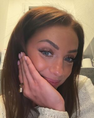 Charlotte Bobb Instagram - dump de mes premières photos en brune : 
1. Faire la belle 
2. Faire la folle 
3. Moun retire les traces sur mon front 😭 
4. Dormir en brune 
5. Uriner et se rendre compte que t’es brune : immortaliser le moment au 🚽 
6. Faire la belle avec un peu de traces sur le front 😂
7. J’en avais complètement rien à faire des traces sur mon front partie 9
8. J’en reviens pas d’avoir eu le courage 😅 
9. Lendemain de soirée en brune 
10. Rire 
11. Salle de bain en brune 
12. Gl de bois 🙂 
13. La même que la 1. Biz

Votre numéro pref du coup ? 😂