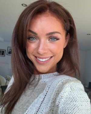 Charlotte Bobb Instagram - dump de mes premières photos en brune : 
1. Faire la belle 
2. Faire la folle 
3. Moun retire les traces sur mon front 😭 
4. Dormir en brune 
5. Uriner et se rendre compte que t’es brune : immortaliser le moment au 🚽 
6. Faire la belle avec un peu de traces sur le front 😂
7. J’en avais complètement rien à faire des traces sur mon front partie 9
8. J’en reviens pas d’avoir eu le courage 😅 
9. Lendemain de soirée en brune 
10. Rire 
11. Salle de bain en brune 
12. Gl de bois 🙂 
13. La même que la 1. Biz

Votre numéro pref du coup ? 😂