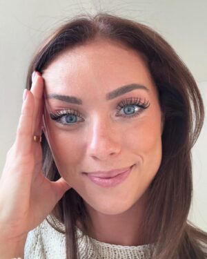 Charlotte Bobb Instagram - dump de mes premières photos en brune : 
1. Faire la belle 
2. Faire la folle 
3. Moun retire les traces sur mon front 😭 
4. Dormir en brune 
5. Uriner et se rendre compte que t’es brune : immortaliser le moment au 🚽 
6. Faire la belle avec un peu de traces sur le front 😂
7. J’en avais complètement rien à faire des traces sur mon front partie 9
8. J’en reviens pas d’avoir eu le courage 😅 
9. Lendemain de soirée en brune 
10. Rire 
11. Salle de bain en brune 
12. Gl de bois 🙂 
13. La même que la 1. Biz

Votre numéro pref du coup ? 😂