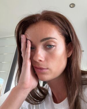 Charlotte Bobb Instagram - dump de mes premières photos en brune : 
1. Faire la belle 
2. Faire la folle 
3. Moun retire les traces sur mon front 😭 
4. Dormir en brune 
5. Uriner et se rendre compte que t’es brune : immortaliser le moment au 🚽 
6. Faire la belle avec un peu de traces sur le front 😂
7. J’en avais complètement rien à faire des traces sur mon front partie 9
8. J’en reviens pas d’avoir eu le courage 😅 
9. Lendemain de soirée en brune 
10. Rire 
11. Salle de bain en brune 
12. Gl de bois 🙂 
13. La même que la 1. Biz

Votre numéro pref du coup ? 😂
