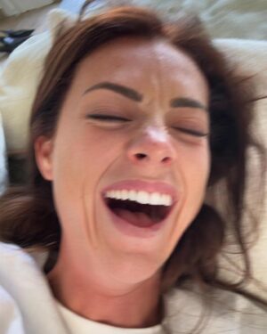 Charlotte Bobb Instagram - dump de mes premières photos en brune : 
1. Faire la belle 
2. Faire la folle 
3. Moun retire les traces sur mon front 😭 
4. Dormir en brune 
5. Uriner et se rendre compte que t’es brune : immortaliser le moment au 🚽 
6. Faire la belle avec un peu de traces sur le front 😂
7. J’en avais complètement rien à faire des traces sur mon front partie 9
8. J’en reviens pas d’avoir eu le courage 😅 
9. Lendemain de soirée en brune 
10. Rire 
11. Salle de bain en brune 
12. Gl de bois 🙂 
13. La même que la 1. Biz

Votre numéro pref du coup ? 😂