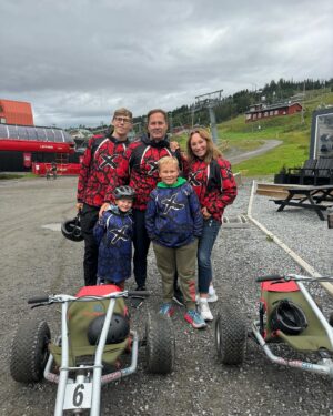 Charlotte Perrelli Instagram - Hur kul!!!?! Detta är bara sååå otroligt roligt! Åre på sommaren är en hit😍 Dock Inte varmt…. 5 lager tröjor!! 😂