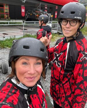 Charlotte Perrelli Instagram - Hur kul!!!?! Detta är bara sååå otroligt roligt! Åre på sommaren är en hit😍 Dock Inte varmt…. 5 lager tröjor!! 😂